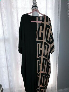 SHEIN CURVE Short Slve V-Neck Black/Half Tan & Black Astec Design Maxi Mumu 1XL